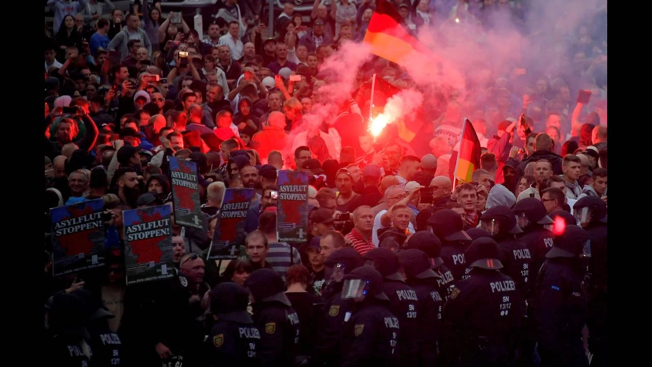 Πατριωτικά κινήματα κατακλύζουν την Ευρώπη: Χιλιάδες διαδηλωτές στους δρόμους της Γερμανίας – «Μέρκελ ξεκουμπίσου!» – Οργή για το μεταναστευτικό